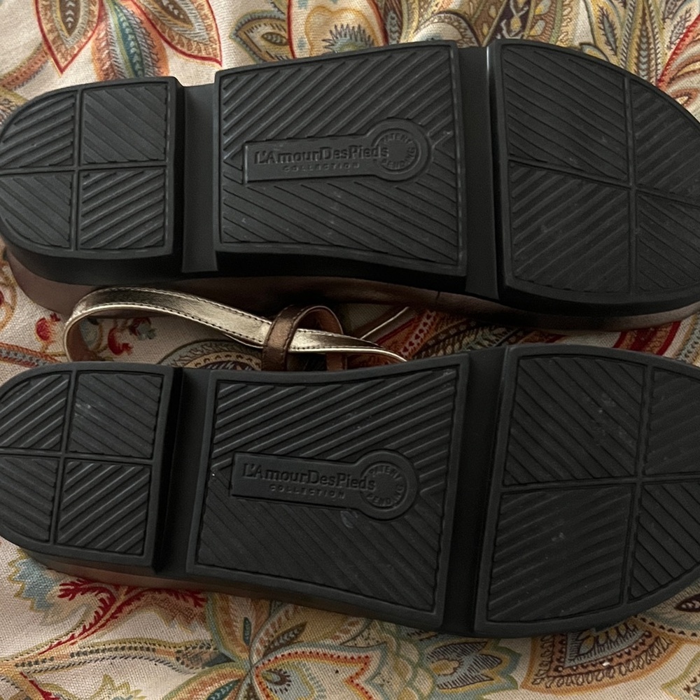 Lamour Des Pieds Women's Strappy Metallic Sandals - Picture 3 of 8